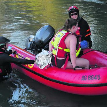 Vier Personen gerettet - Eine der vier Personen wurde sicher von der SLRG Sektion Baden-Brugg mit einem motorisierten Schlauchboot gerettet. Bild: zg