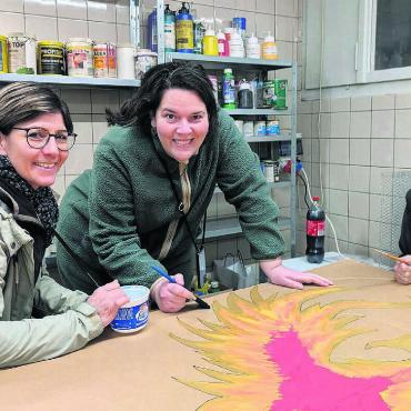 «Fasnacht ist pure Fantasie» - Monika Jenni, Claudia Mariniello und Carolina Wipf (von links) basteln, malen und kleistern fleissig, damit Ende Februar alles bereit ist fürs zauberhafte Bremgarter Fasnachts-Fantasieland. Bild: Marco Huwyler