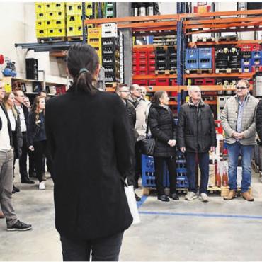 Treffen und Austausch führen - Die Teilnehmer interessieren sich, Einblick in die Betriebe anderer Mitglieder zu erhalten. Wie die Gruppe von Laura Villiger welche auf dem Rundgang spannende Fakts erfuhren.