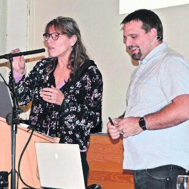 Rückweisung statt Antragsflut - Zum geplanten Container-Provisorium für mehr Schulraum hatten die Gemeinderäte Rita Müller und Stefan Hafen ganz viele Fragen zu beantworten. Bild: Annemarie Keusch