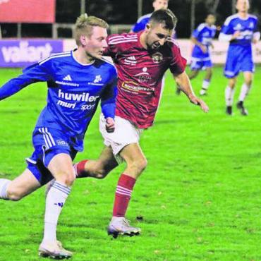 Die Spannung steigt - Sarmenstorfs Raphael Buchmann (links) gegen Bremgartens Ermal Krasniqi. Das Hinspiel gewann Bremgarten noch mit 1:0. Der Klassenerhalt ist für beide Freiämter Teams noch möglich. Bild: Archiv/jl