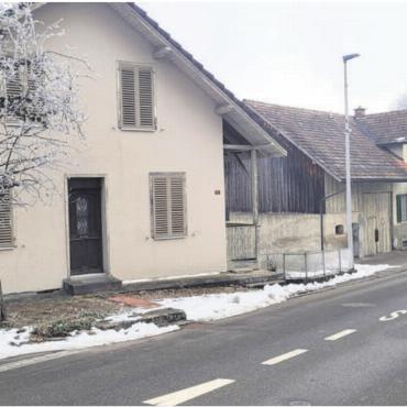 Neuer Standort für Jugendarbeit - Die Jugendarbeit soll in das Michel-Haus an der Schulhausstrasse (links) ziehen. In Kürze wird das Baugesuch aufgelegt. Bild: chh