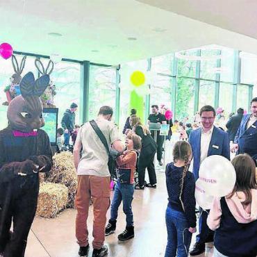 Osterzauber in der Schalterhalle - Der Osterhase besuchte die Raiffeisenbank Wohlen. Bild: zg