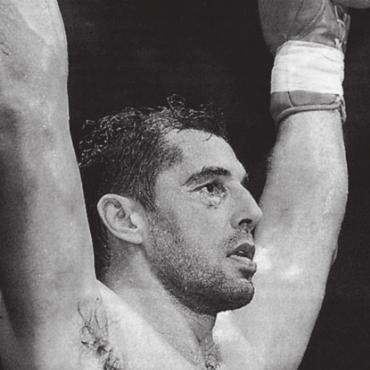 Andy Hug verabschiedet sich vom Schweizer Publikum - Andy Hug gewinnt auch seinen letzten Kampf in der Schweiz. Dabei sei die Anspannung riesengross gewesen, gibt der Wohler anschliessend vor versammelter Presse zu. 
Bild: Archiv