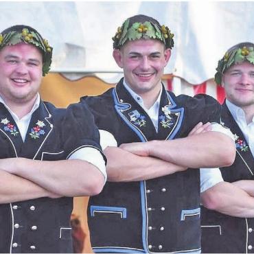 Spektakulär und emotional - 22. Juni: Ein Dorf, drei Kränze. Am Aargauer Kantonalschwingfest in Menziken gewinnen (von links) Philip Joho, Andreas Döbeli und Pascal Joho die Freiämter Kränze. Alle drei sind Sarmenstorfer.