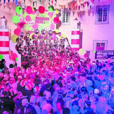 Monstermässig gut - Die Stiefeliryter-Gugge aus Muri heizte den dicht an dicht stehenden Fasnächtlern auf dem Klosterhof ein, bevor der Final der zehn Besten startete. Bild: vaw