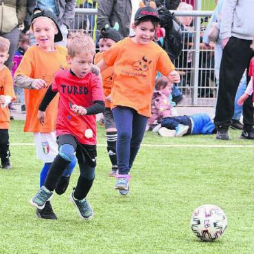 JAHRESRÜCKBLICK - Bilder, Menschen, Emotionen - 9. Mai: Was für ein Jubiläum. Bereits zum 40. Mal organisiert der FC Villmergen das beliebte Schüler-Fussballturnier, das immer am Auffahrts-Tag stattfindet.