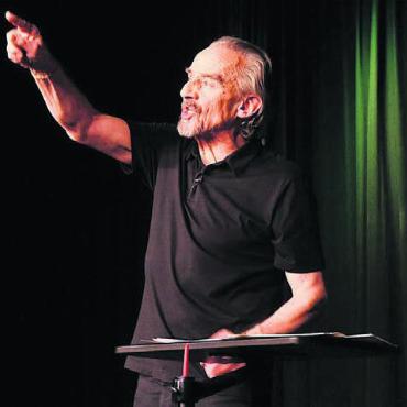 Von Humor zu Humus - Patrick Frey begeisterte das Murianer Publikum. Bild: zg