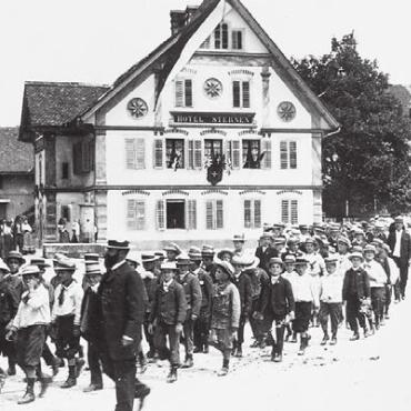 Streifzug durch «Chly Paris» - Begegnungen mit Zeitzeugen bringen viel Wissenswertes an den Tag wie beispielsweise über das Jugendfest aus dem Jahr 1910 (Aufnahme). Bild: zg