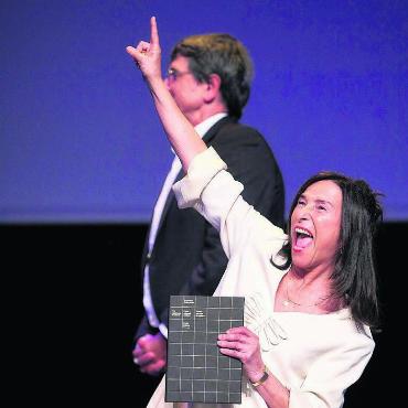 Mehr Anerkennung geht nicht - Auf der Bühne im Theater Casino Zug ist die unterhaltsame Show gestiegen: Bilder: Adrian Moser / BAK 2024