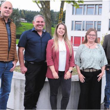 Erfolg für die Ortsparteien - Sie bilden in den nächsten vier Jahren den neuen Niederwiler Gemeinderat (von links): Manuel Stoop, Lukas Vock, Nina Haas, Vizeammann Martina Balmer und Ammann Norbert Ender. Bild: Chregi Hansen