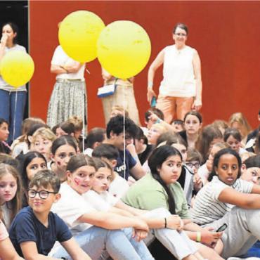 Festival für die ältere Dame - Gespanntes Zuhören: Schulleiterin Franziska Walti verglich das Junkholz-Schulhaus mit einer älteren Dame Bilder: Daniel Marti