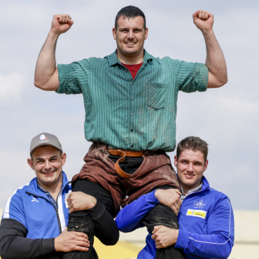 Schwingen: Strebel unaufhaltsam - Joel Strebel (Mitte) holt den Festsieg. Andreas Döbeli (links) und Jonas Wüthrich (rechts) gewinnen weitere Kränze. Bild: Freshfocus