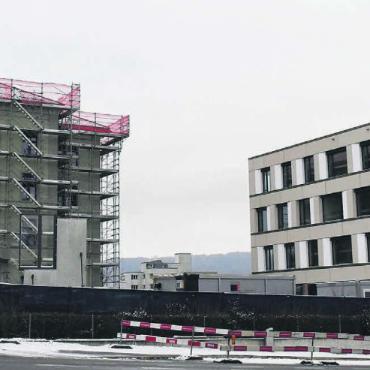 Bald steht der erste Umzug an - Die Modernisierung des Schulzentrums Halde steht auch 2024 im Mittelpunkt: Die Primaschulhäuser – Neubau und sanierter Altbau – werden nach den Frühlingsferien bezogen. Bilder: Daniel Marti