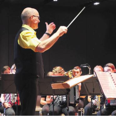 Ein Leben für die Musik - Hansruedi Probst in seinem Element: Er leitet gleich vier Blasformationen, bestehend aus dem musikalischen Nachwuchs aus der ganzen Region. Bild: zg