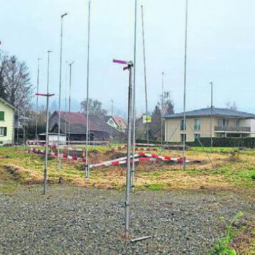 Wohnen mitten im Dorf - Noch stehen am Kirchweg keine neuen Häuser, sondern nur Profilstangen.