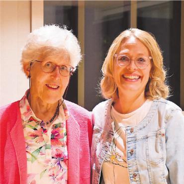 Neupositionierung geglückt - Klara Bosshart (links) demissioniert nach 44 Jahren aus dem Vorstand des Filmklubs und Eveline Meyer-Bartlone nach 18 Jahren. Sie werden zu Ehrenmitgliedern ernannt.