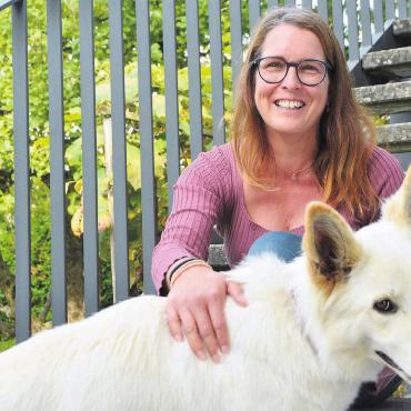 «Die Mitte gibt mir den Raum» - Patricia Frey mit ihrer Hündin Lexy. Sie würde sich im Grossen Rat vor allem für Bildungsthemen starkmachen. Bild: Annemarie Keusch