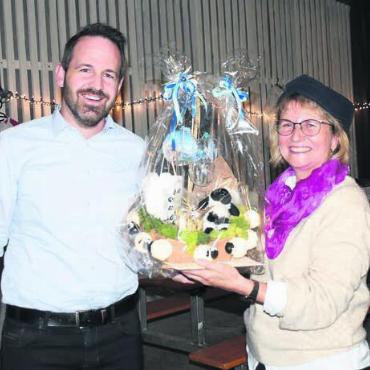 Jede Erinnerung ist ein Schatz - Zum Abschied gab es für Claudia Nick ein Geschenk von Abteilungschef Flurin Burkard.