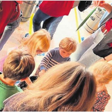 Achtsam und gemeinsam - Gross und Klein kommt zum jährlichen Kerzenziehen nach Oberlunkhofen. Bild: zg
