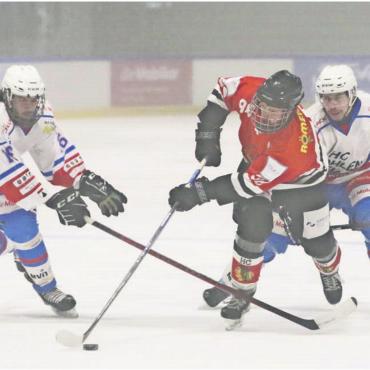 Drittes Derby – dritter Fi-Gö-Sieg - Wohlens Mike Wüthrich (links) und Andreas Meyer können Fi-Gös Marc Gisin nicht aufhalten. Trotz kämpferischer Leistung konnten die «Huskies» den «Indianern» erneut nicht wirklich gefährlich werden. Bild: Josip Lasic