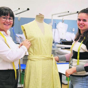 Frischer Wind und neues Konzept - Regula Siegenthaler (links) und Leandra Fricker bringen als Co-Leiterinnen frischen Wind in das Mode-Atelier. Bilder: Monica Rast