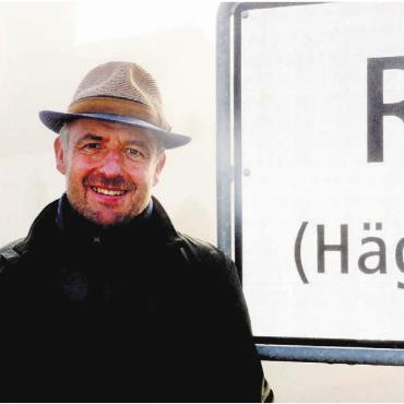Wenn die Mitte links ist - Vor 23 Jahren ist Peter Wyss aus dem Luzernischen in den Ortsteil Rüti gezogen. Hier fühlt sich der Zürcher Polizist wohl. Selbst wenn es so neblig ist wie an diesem Tag. Bild: Chregi Hansen