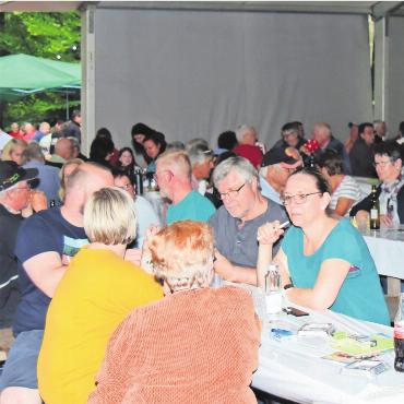 «Verschifft» und trotzdem gut - Das Waldfest fand ausschliesslich im Zelt statt. Bild: zg