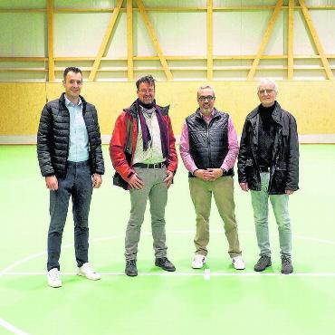 Ein Meilenstein für das Dorf - Schlüsselpersonen des Projekts in der neuen Trainingshalle (von links): Pascal Hörler, Geschäftsfeldleiter Industrie- und Gewerbebau der Strüby Konzept AG, Beat Küng, Gemeinderat Muri, Arno Zaugg, Leiter Immobilien der Gemeinde Muri, und Felix Kleiner, Vertreter der IG Sportvereine Muri. Bild: zg