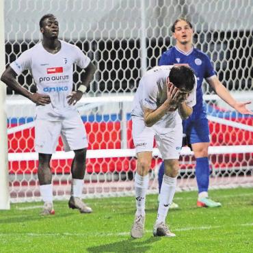 Negativspirale dreht sich weiter - Ein Bild, das für die komplette Situation des FC Wohlen steht. Noah Jappert (Mitte) hadert mit sich, nachdem er nur die Latte getroffen hat. Auch Dramane Sissoko (links) steht die Enttäuschung ins Gesicht geschrieben.
Bilder: Josip Lasic