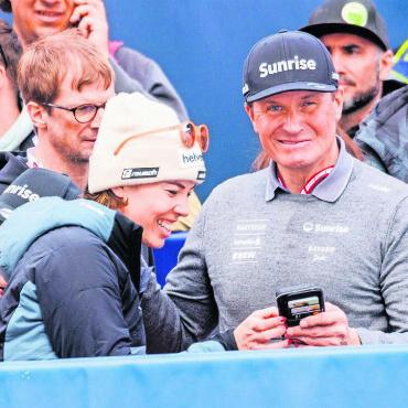 Eines von vielen Highlights - Urs Lehmann (rechts) mit Michelle Gisin im März 2024 in Saalbach-Hinterglemm. Dort finden seit heute Dienstag die Alpinen Skiweltmeisterschaften statt. Gisin wird eine von insgesamt elf Teilnehmerinnen aus der Schweiz sein. Bild: Freshfocus