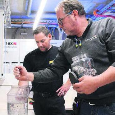 Alles für das perfekte Bild - Ungewöhnliche Perspektiven: Die Kamera im Wasser, Firmenchef Gilbert Hübscher bei der Materialbestimmung.