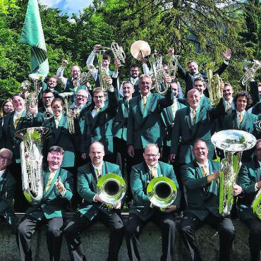 Zeichen für die Zukunft setzen - So kennt man sie in den letzten Jahrzehnten. Rund 30 Jahre lang trat die Musikgesellschaft Bünzen in grünen Uniformen auf. Wie die neuen aussehen, verraten die Verantwortlichen noch nicht. Bilder: zg