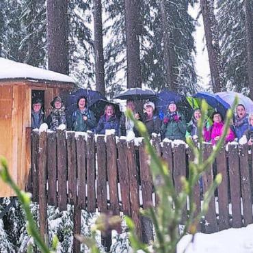 Mit Kappe statt mit Badehose - Auch im Schnee hatten die Frauen der Damenriege Aristau viel Spass auf ihrer Reise im Kanton Graubünden. Bild: zg
