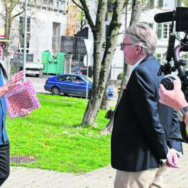 Erfolgsstory in der Blütezeit Spaniens - Dreharbeiten vor dem Gemeindehaus (v. l.): Filmemacherin Helena Dali, Lokalhistoriker Daniel Güntert und Andreas Dubler (Enkel von Cäsar Dubler). Bild: dm