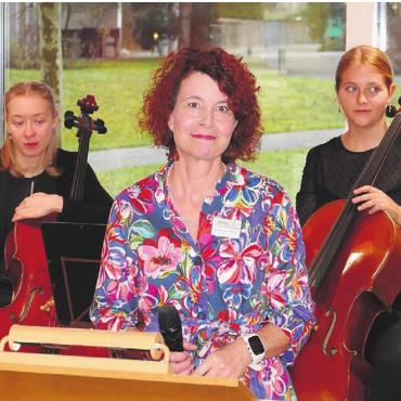 Starke Gemeinschaft - Geschäftsleiterin Andrea Beetschen heisst die Bewohner und Gäste zur Weihnachtsfeier im Bifang willkommen. Im Hintergrund Nora Bürger (links) und Melina Wegner.