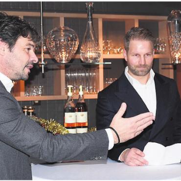 Immer mit Herz für die Schweiz - Ciriaco Sforza (links) im Gespräch mit Alexander Müller, Berater Unternehmenskunden der Valiant AG in Wohlen. Bild: dm