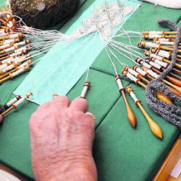 Altes Handwerk erlebbar machen - Blick über die Schulter: Ein komplexes Klöppelstück entsteht.