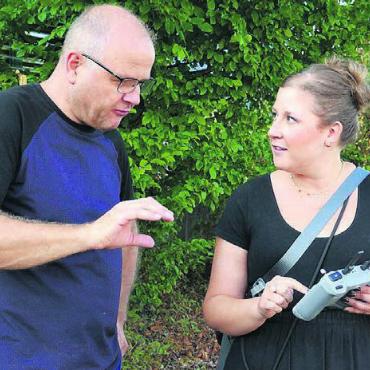 Gut aufgestellt für Zukunft - Besprechung letzter Details zum Drohnenfotoflug – Pius Keusch (ARA-Geschäftsführer) und Mirjam Bisig (Foto-Bäumli GmbH).