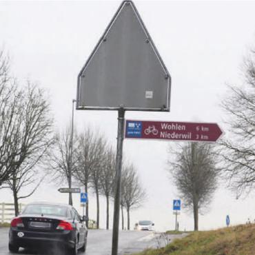 Höchst gemütlich unterwegs - Wer heute mit dem Velo vom Reusspark nach Niederwil fahren will, muss den grossen Umweg über Nesselnbach nehmen, hier verläuft im Moment der offizielle Radweg.