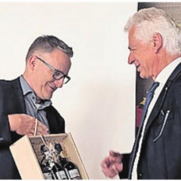 Ein letzter Austausch - Arsène Perroud (l.) überreicht Raymond Tellenbach ein Abschiedspräsent. Bild: huy