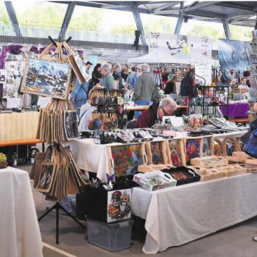 Kreative Vielfalt unter einem Dach - Die Eishalle ist zu einem bunten und vielseitigen Kreativmarkt umgenutzt worden. Bilder: Monica Rast