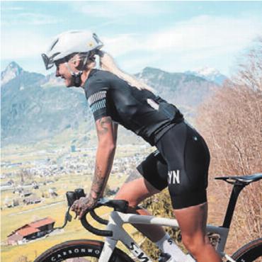 Verliebt in das Velofahren - Das macht sie glücklich: mit dem Velo durch die Berge fahren.
