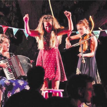 Highlights beim Föhrenhof - Die Balkanband «Haimos» konnte kurzfristig verpflichtet werden: Die acht Frauen werden mit vielen Instrumenten für mächtig Stimmung sorgen. Bilder: pd