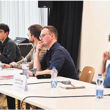 Verschiedene Blicke auf ein Problem - Liefern sich einen regen Schlagabtausch (v. l.): Jonas Kley, Juso, Moderator Fabian Schambron, Stephan Bättig, Junge Mitte, und Lionel Zingg, Jungfreisinnige.