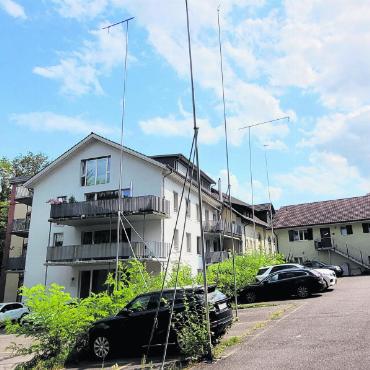 Streit ist wohl unausweichlich - Die Umsetzung wird herausfordernd sein: Auf einer eher problematischen Parzelle will die Stach Investment AG mitten in Wohlen zwei Mehrfamilienhäuser realisieren. Bild: Archiv / chh