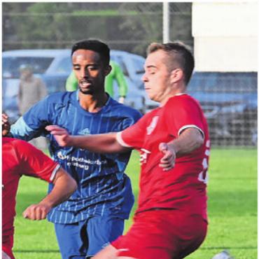 Im Derby überrollt - Mikko Timo Dornbusch (rechts) traf im Derby gegen Bünz-Maiengrün für Niederwil zweimal vom Penaltypunkt. Bild: Archiv/zg