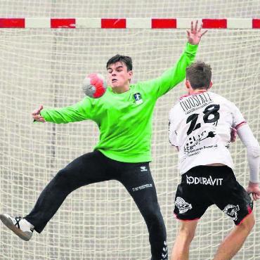 Fehler-Festival und Heimspiel - Starke Quote. Goalie Carlos Caforio hat fast die Hälfte aller Schüsse auf sein Tor gehalten. Bild: jg