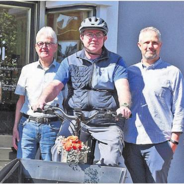 Verkehrsmittel mit Potenzial - Der erste offizielle Einsatz des Cargo-E-Bikes wird festgehalten: (v. l.) Bruno Richert, AEW; Vorstandsmitglied GOV Ernst Hochstrasser; Jürgen Meyer, Mitarbeiter Logistik; Geschäftsführer der Integra Jonas Meier und Marcel Meyer, Leiter Arbeit.