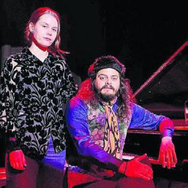Zurück aus Finnland - Nicolas Streichenberg tourt aktuell mit der Pianistin Julia Andersson durch Finnland. Das Bild entstand kurz vor dem Konzert im Kulttuurikellari Teatteri, einem ehemaligen Kino in Savonlinna. Bild: zg
